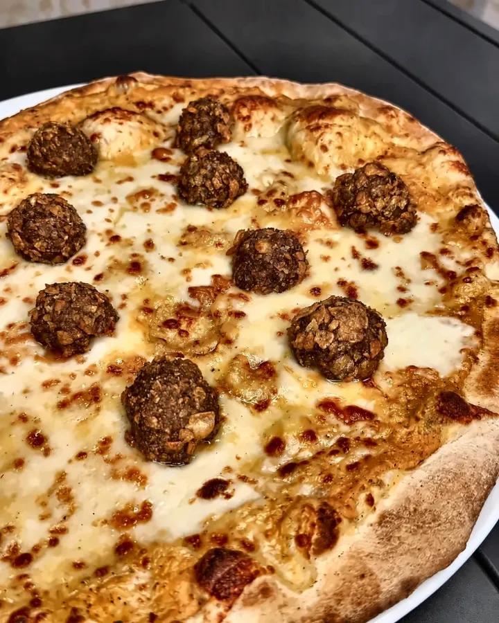 Pizza del mese: Zucca, Asiago e polpette di manzo